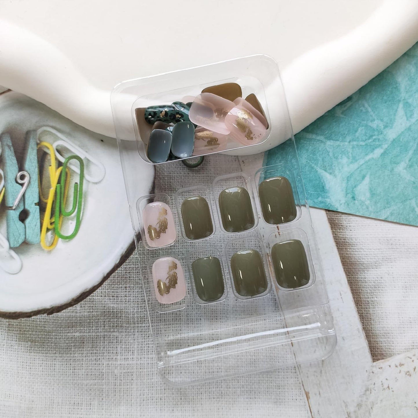 Press on Nails - Short Square False Nails with Glitter Designs, White Acrylic Leopard Artificial Full Cover Glue on Glossy Stick on Nails for Women